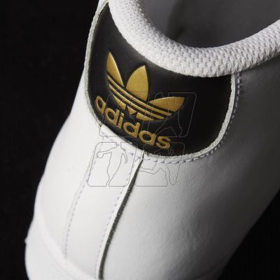 Buty marki adidas ORIGINALS model Pro Model w wersji białej z czarnymi paskami.