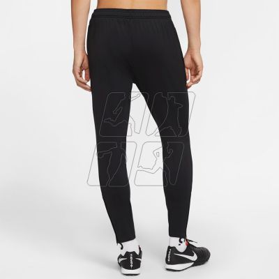 6. Spodnie Nike F.C. Essential M CD0576-010
