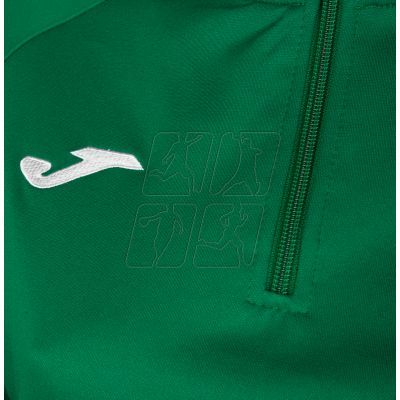 Bluza piłkarska Joma Combi Faraon przeznaczona dla mężczyzn, posiada ściagacze przy rękawach oraz u dołu bluzy, luźny krój, kołnierz ze stójką oraz zamek 1/2, kolor zielony