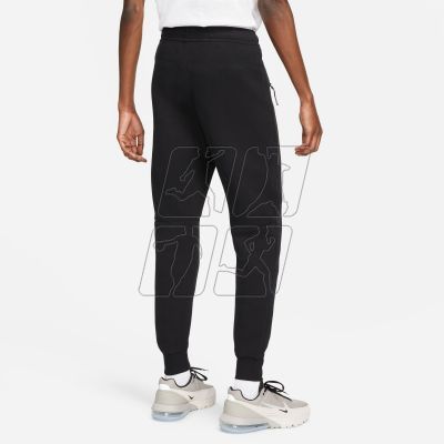 2. Spodnie Nike Tech Fleece M FB8002-010
