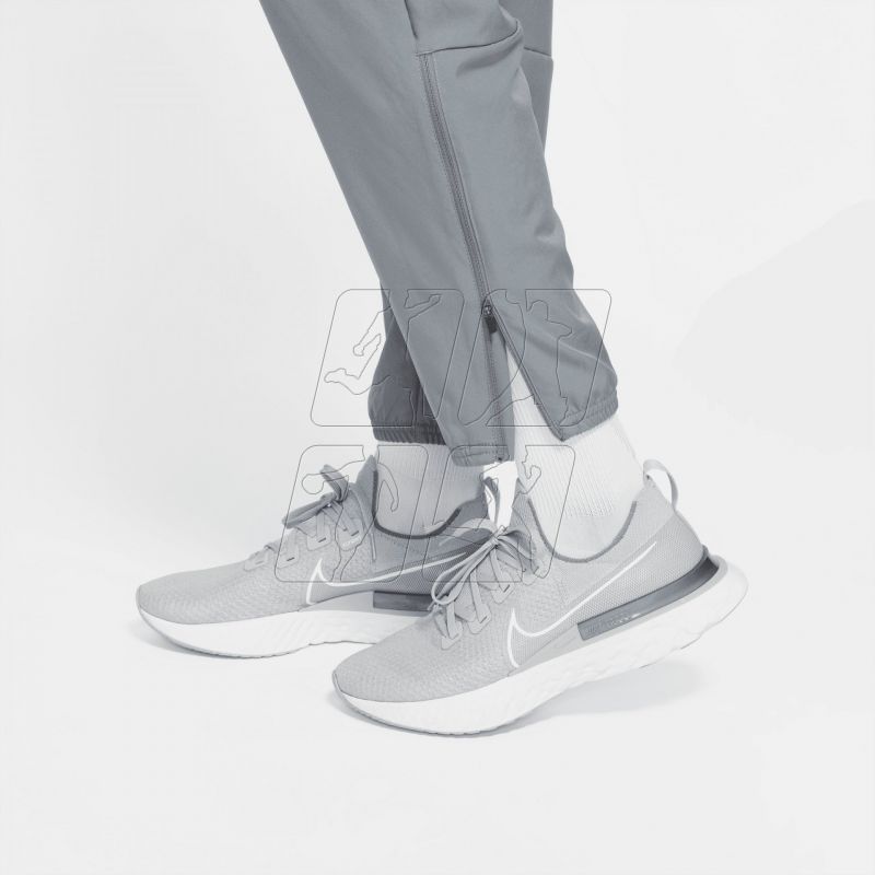 6. Spodnie Nike Dri-FIT Challenger M DD4894-084