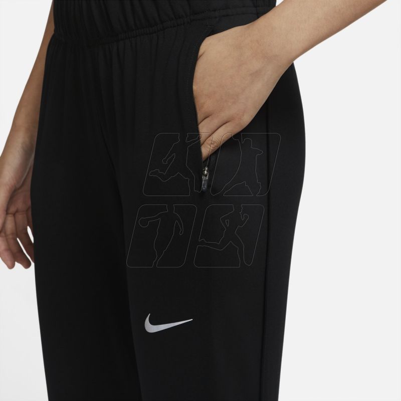 4. Spodnie Nike Therma-FIT Essential W DD6472-010