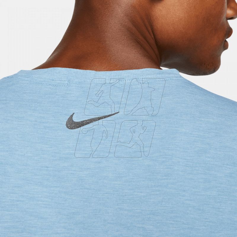 5. Koszulka Nike Yoga Dry - Fit M DM7825-441