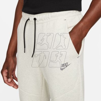 3. Spodnie Nike Sportswear Tech Fleece M DD4706-100