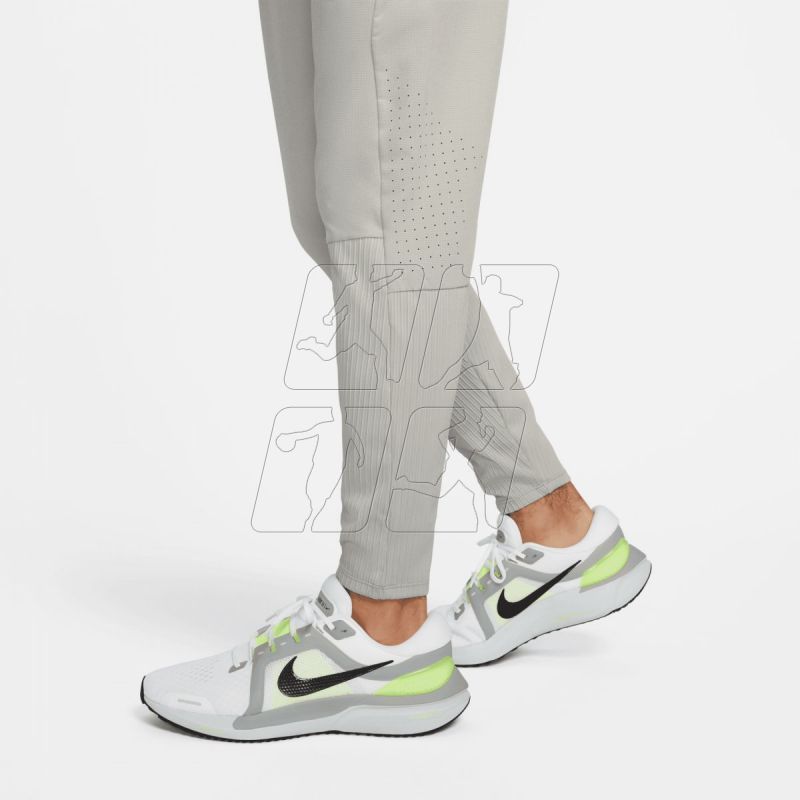 4. Spodnie Nike Dri-FIT ADV AeroSwift M DM4615-012