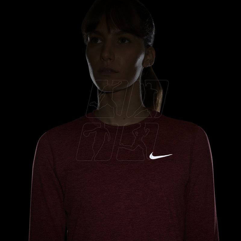 6. Koszulka Nike W CU3277-690