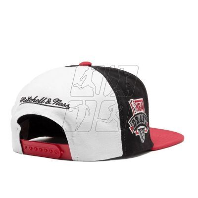 2. Czapka z daszkiem Mitchell &amp; Ness Chicago Bulls NBA Core I Snapback Buls HHSS6742-CBUYYPPPWHRD