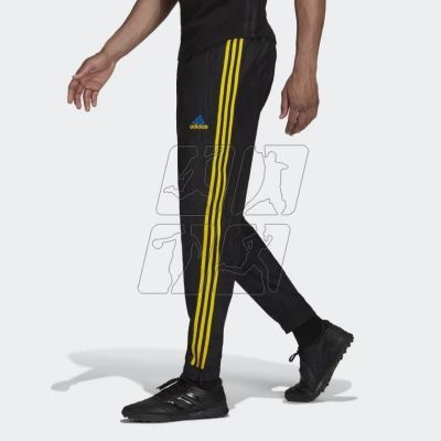 4. Spodnie adidas Manchester United F.C. Icon Woven Pant M GR3878
