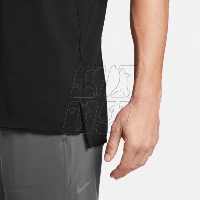 4. Koszulka Nike Yoga Dri-FIT M DM7825-010
