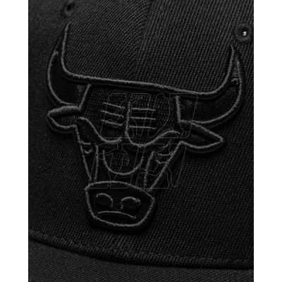 3. Czapka z daszkiem Mitchell & Ness NBA Logo Classic Chicago Bulls HHSSINTL101-CBUYYPPPBLCK