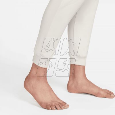 5. Spodnie Nike Yoga Luxe W DN0936-104