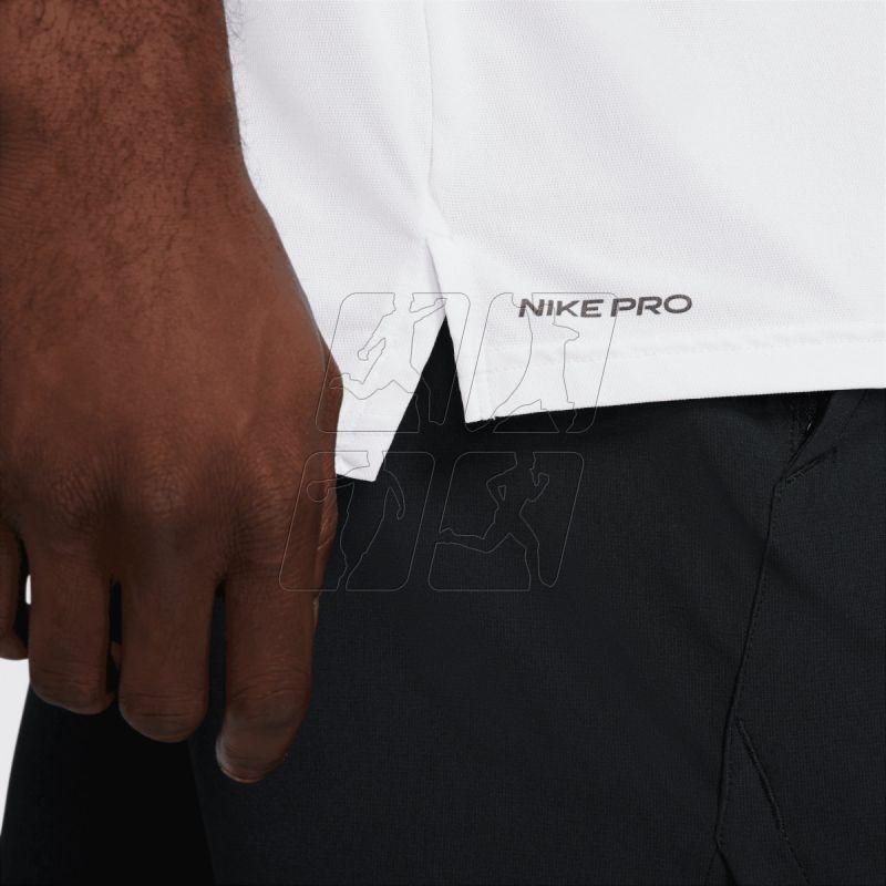 4. Koszulka Nike Pro Dri-FIT M CZ1181-100