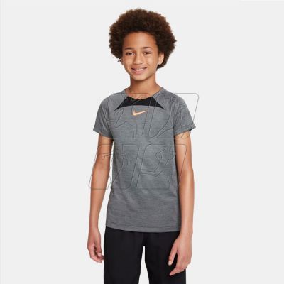 4. Koszulka Nike Dri-FIT Academy Jr DQ8901 010