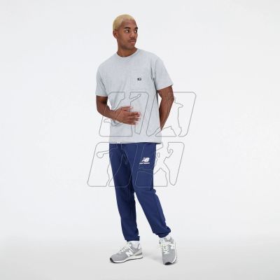 5. Koszulka New Balance t-shirt Essentials Reimagined Cott M MT31542AG