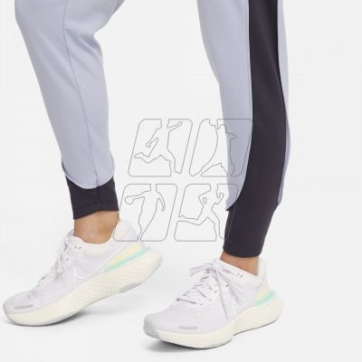 5. Spodnie Nike Therma-FIT Essential W DD6472-519