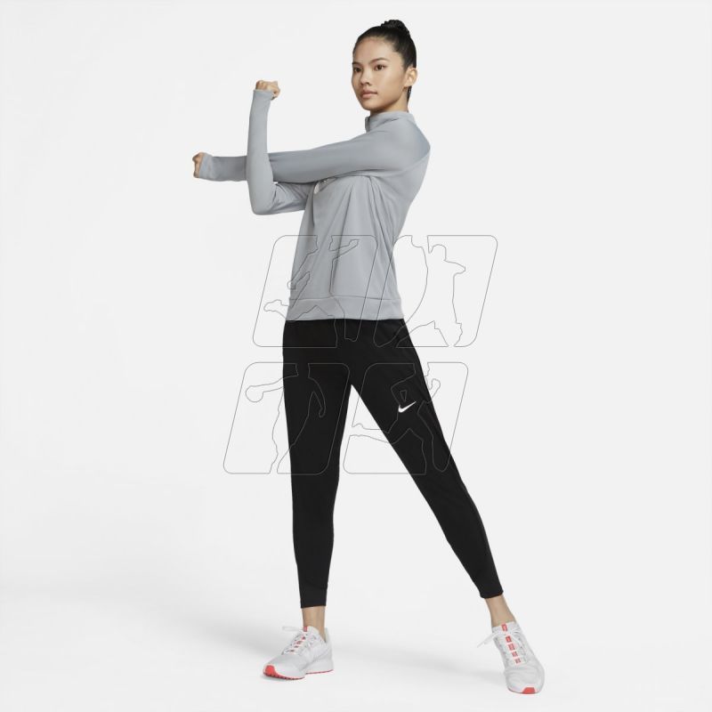 6. Spodnie Nike Therma-FIT Essential W DD6472-010