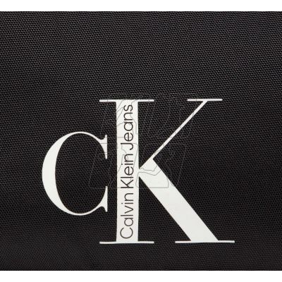 3. Kosmetyczka Calvin Klein Jeans Essentials K50K509851