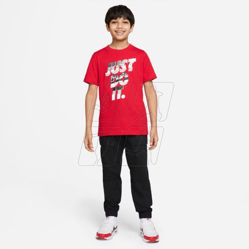 4. Koszulka Nike Sportswear Jr DO1822 010