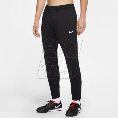 5. Spodnie Nike F.C. Essential M CD0576-010