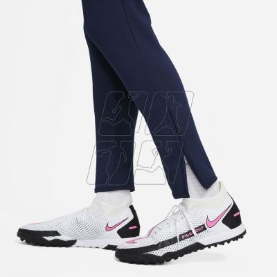 5. Spodnie Nike Strike 21 W CW6093-451