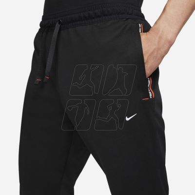 3. Spodnie Nike F.C. M DC9067-010