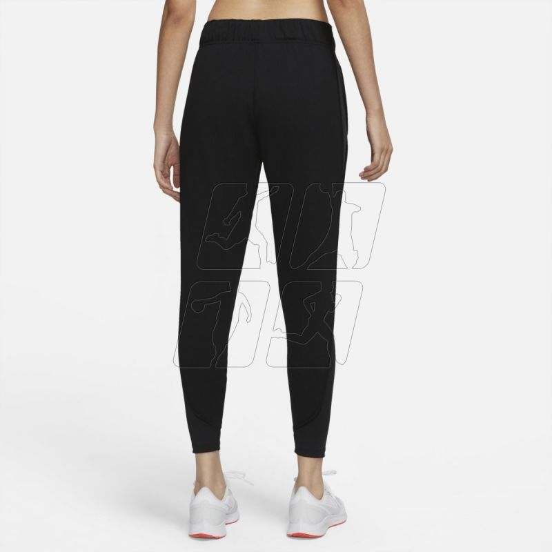 2. Spodnie Nike Therma-FIT Essential W DD6472-010