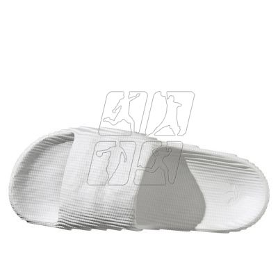 4. Klapki damskie/męskie adidas Adilette 22  Crystal White z wygodną profilowaną podeszwą białe (HQ4672)