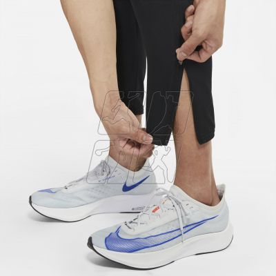 6. Spodnie Nike Dri-FIT Challenger M DD4894-010