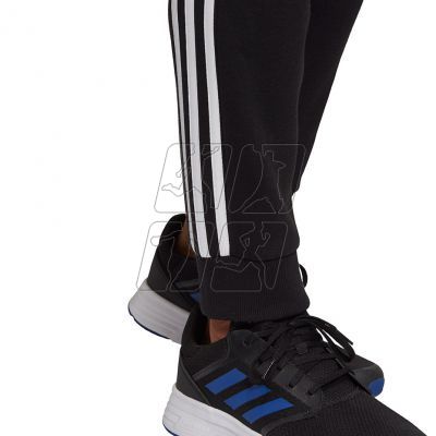 4. Spodnie adidas Essentials Fleece M GK8821