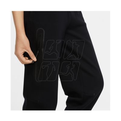 6. Spodnie Nike NSW Tech Fleece W CW4292-010