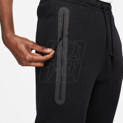 3. Spodnie Nike Tech Fleece M FB8002-010