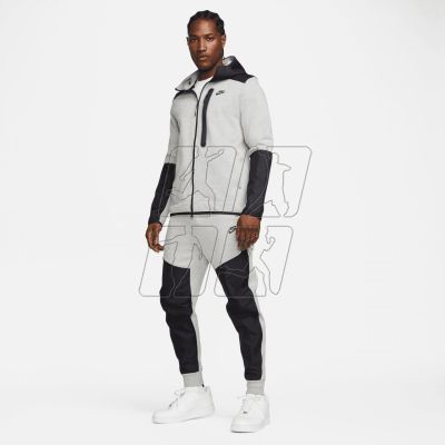 9. Spodnie Nike Sportswear Tech Fleece M DR6171-063