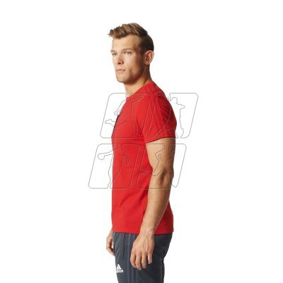 Koszulka adidas Tiro17 Tee M w czerwonej kolorystyce to klasyczny T-shirt stworzony dla mężczyzn uwielbiających piłkę nożną
